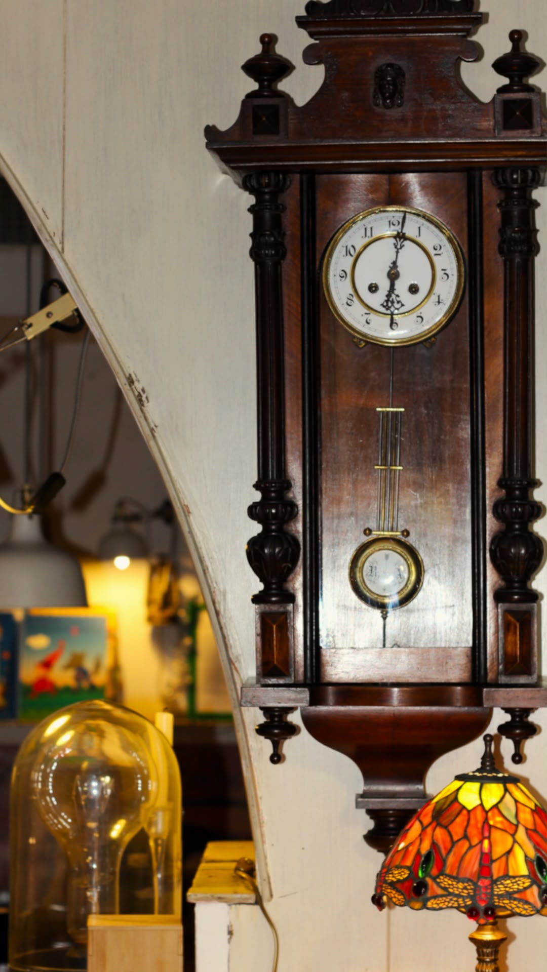 Orologio a pendolo e lampada Tiffany