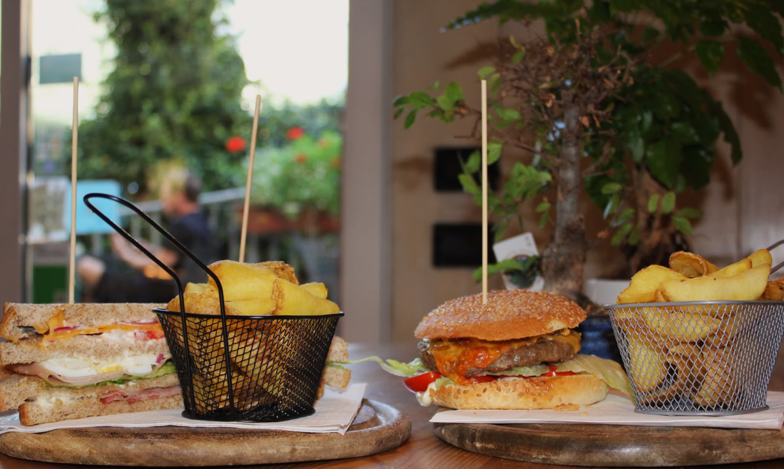 Club sandwich e burger con patatine