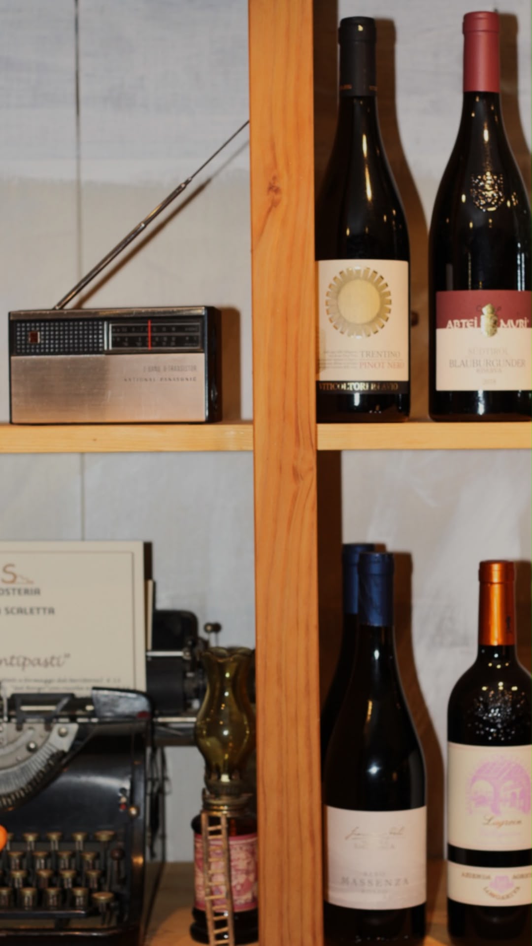 Bottiglie di vino sugli scaffali
